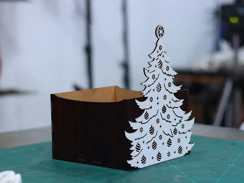Caja abierta de árbol navideño