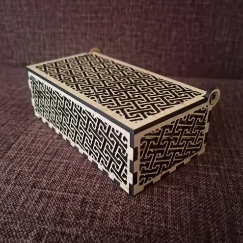 Caja con patrones perforados