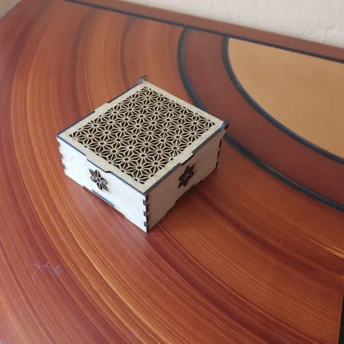 Caja con tapa integrada