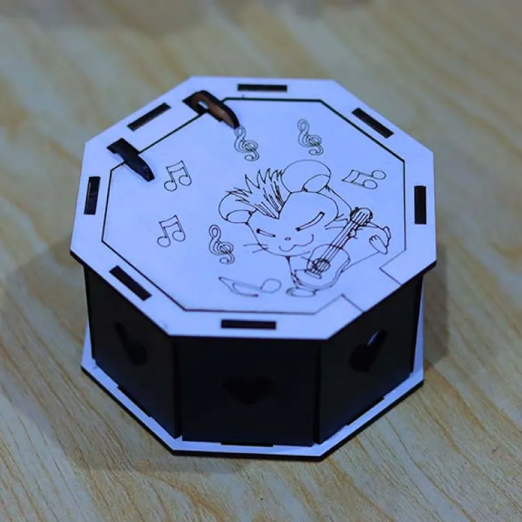 Caja octagonal grabada