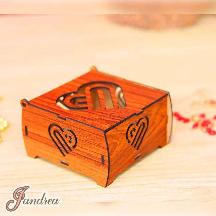 Caja de corazones perforados con tapa integrada