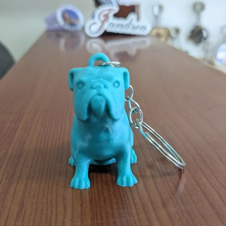 Perro pug color verde