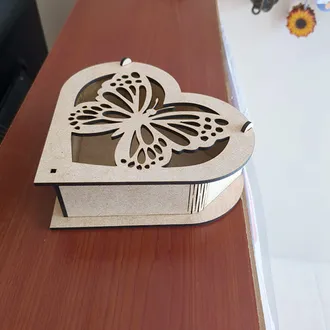 Caja corazón con mariposa
