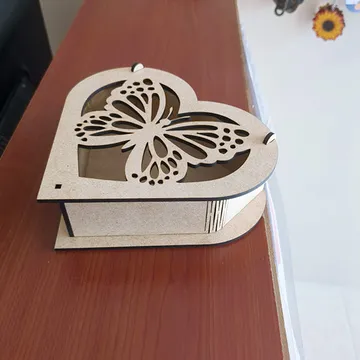Caja corazón con mariposa