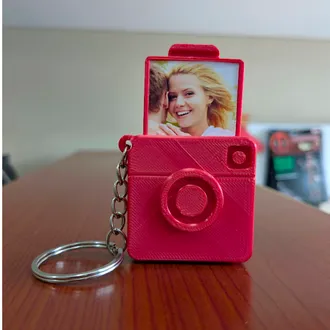 Llavero de cámara fotográfica.