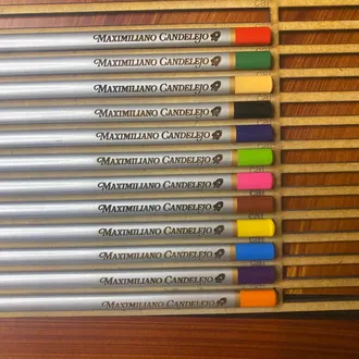 Grabado de nombre sobre útiles escolares