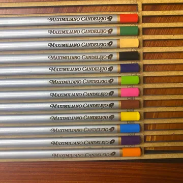 Grabado de nombre sobre útiles escolares